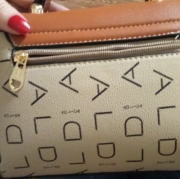 Chic Handbag - Picture 3 of 3